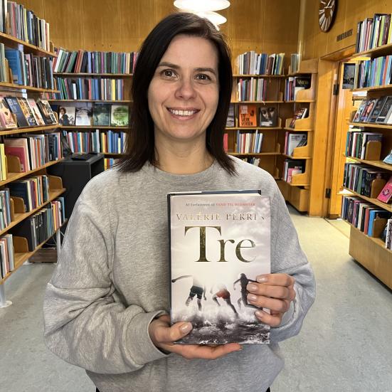 Marianne med bogen "Tre"