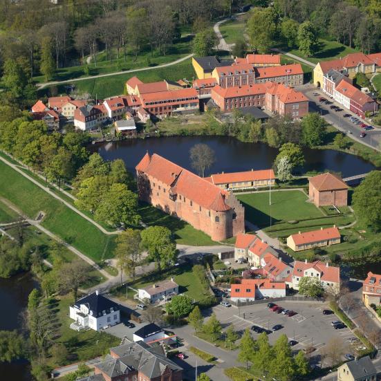 Luftfoto af Nyborg Slot og voldene.