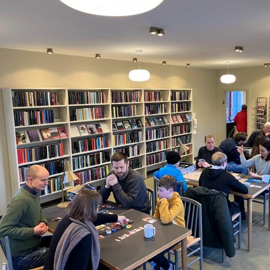 Besøgende hygger sig til brætspilscafé på Nyborg Bibliotek.