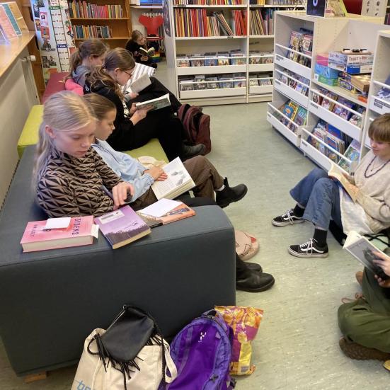 Tidligere deltagere til Readathon læser.