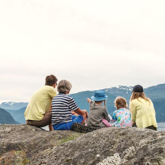 Norsk familie spejder ud over vandet