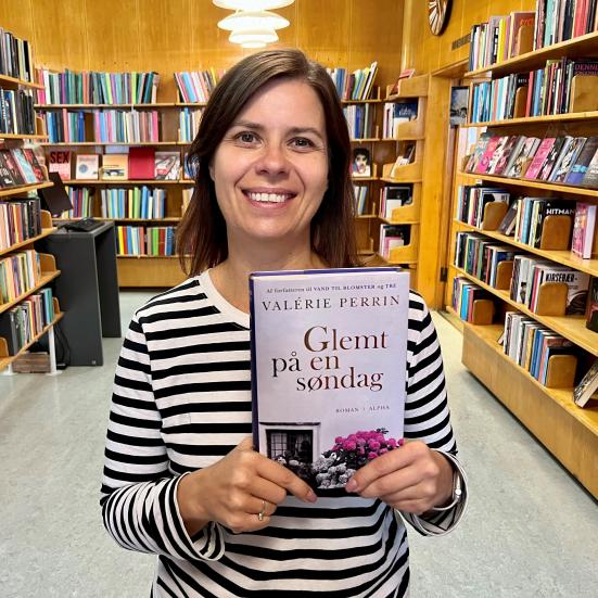 Bibliotekar Marianne Wismar Mühring med bogen "Glemt på en søndag"