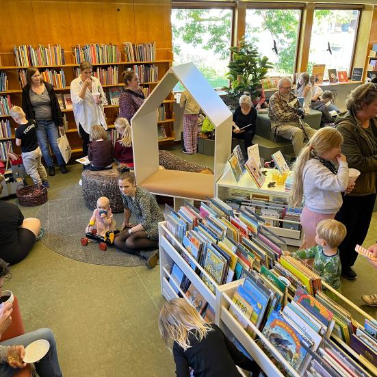 Gæsterne udforsker det nyindrettede børnebibliotek.