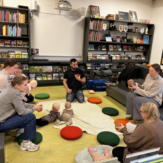 Forældre til barselscafé på Ørbæk Bibliotek