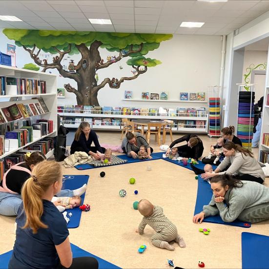 Forældre til barselscafé på Ullerslev Bibliotek.