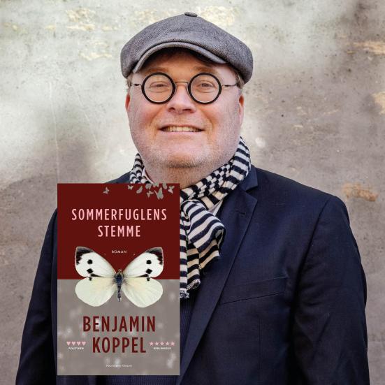 Portrætbillede af Benjamin Koppel med bogforsiden til "Sommerfuglens sang".