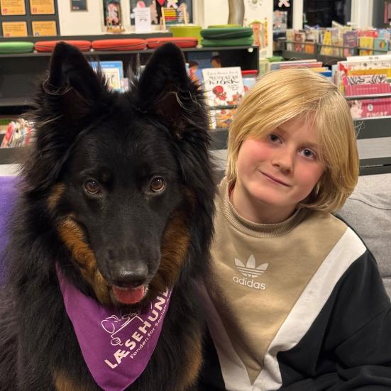 Zira sammen med en deltager på Ørbæk Bibliotek. 