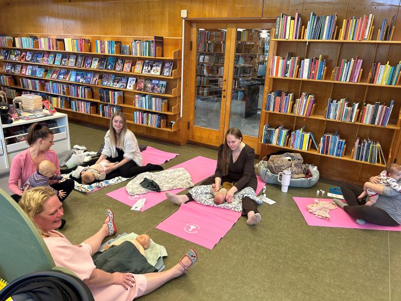 Forældre til barselscafé på Nyborg Bibliotek.