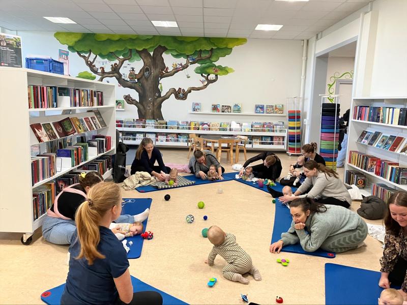 Forældre til barselscafé på Ullerslev Bibliotek.