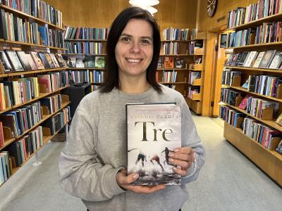 Marianne med bogen "Tre"