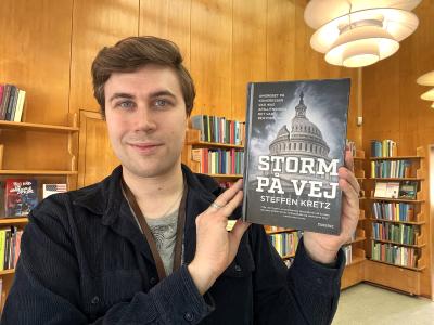 Mathias med bogen "Storm på vej"