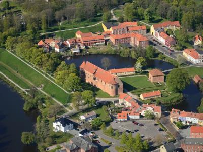 Luftfoto af Nyborg Slot og voldene.