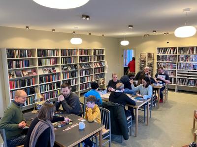 Besøgende hygger sig til brætspilscafé på Nyborg Bibliotek.
