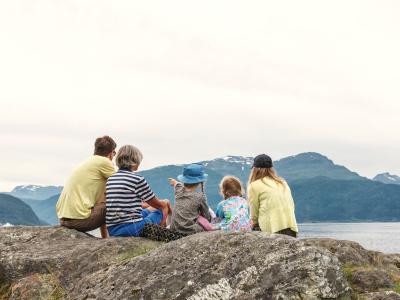 Norsk familie spejder ud over vandet