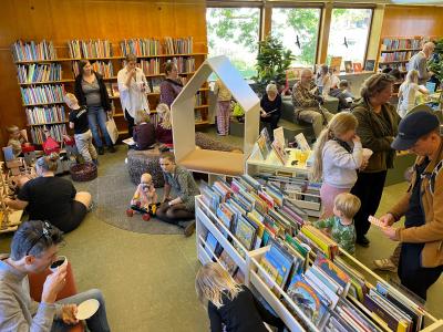 Gæsterne udforsker det nyindrettede børnebibliotek.