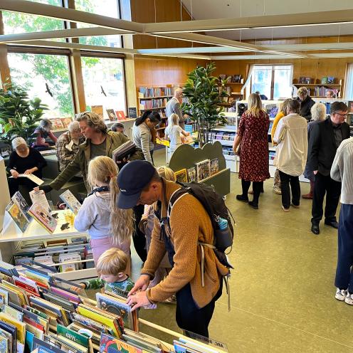 Gæsterne udforsker det nyindrettede børnebibliotek.