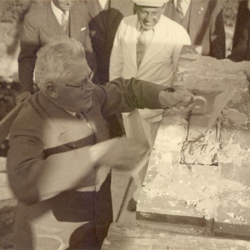 Bibliotekets tredje grundsten blev indmuret af Byraadsmedlem, Lærer Chr. S. Andersen med håbet om, at 'navnlig Ungdommen vil søge hertil for at dygtiggøre sig og udvikle sig'.