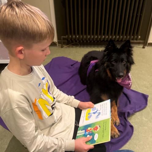 Zira får læst højt på Nyborg Bibliotek.