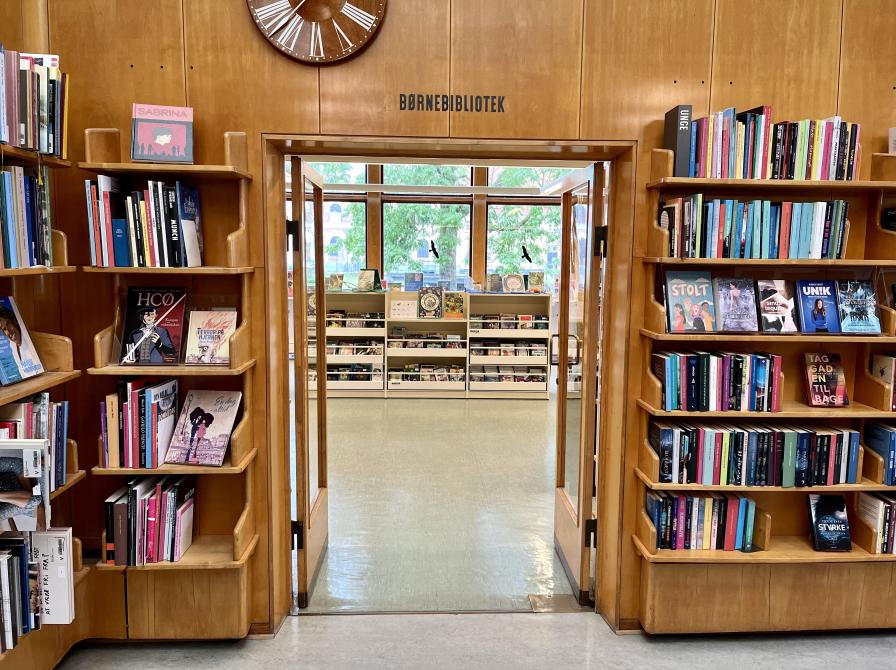 Indgangen til børnebiblioteket på Nyborg Bibliotek.