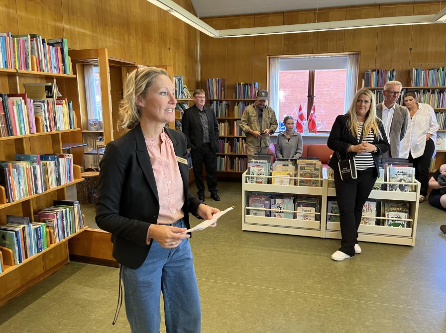 Biblioteksleder Winnie Foldager Glad holder tale for de fremmødte.