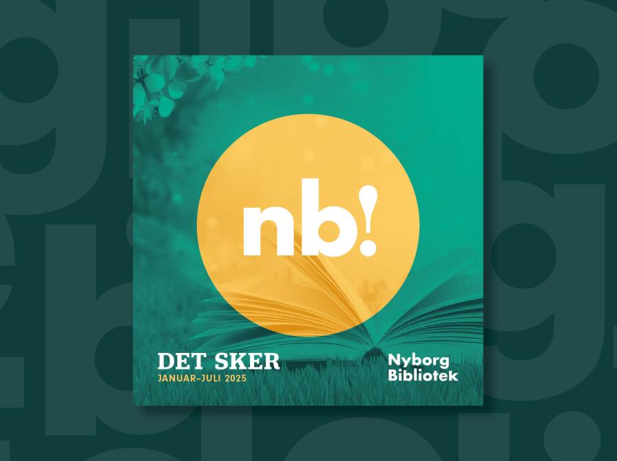 Forsiden på programmet. I midten en gul cirkel med teksten nb!. Lysegrøn baggrund men en opslået bog på græs og blomster i toppen. Derudover teksten "Det sker januar-juli 2025. Nyborg Bibliotek".