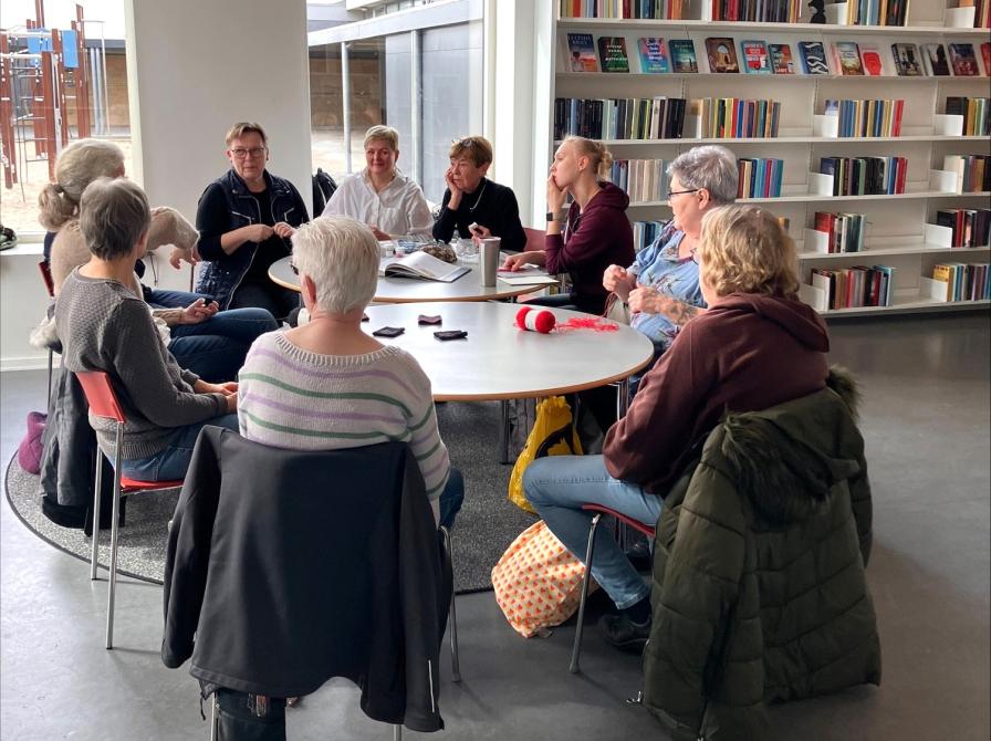 Billeder fra et af Strikkeklubben Hold Maskens tidligere arrangementer på Ullerslev Bibliotek.