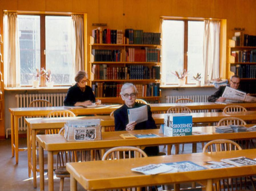 Læsesalen er her sidst i 1970’erne fortsat udstyret med Wegners stole. Året efter i 1978 byttede man rundt på læsesalen og børnebiblioteket for at skabe mere plads til børnene og det moderne børnebibliotek.