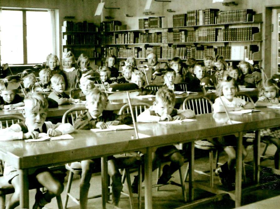 Børn fra Nørrevold Skole modtager nødundervisning på læsesalen på Nyborg Bibliotek i 1945.