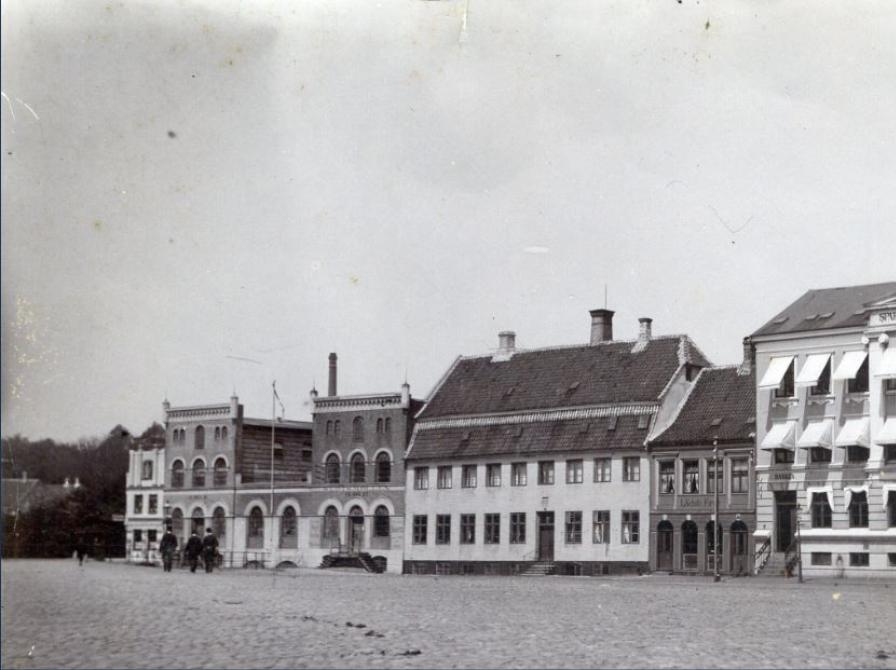 Gammelt fotografi af torvets nordside i Nyborg.