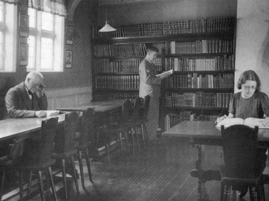 Nyborg Biblioteks læsesal på Mads Lerches Gaard (nu Borgmestergården) i 1920.