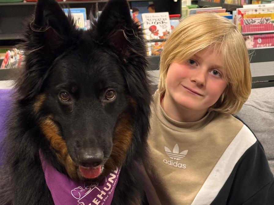 Zira sammen med en deltager på Ørbæk Bibliotek. 